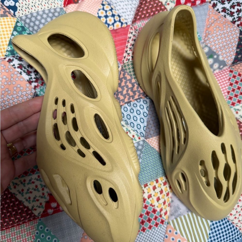 Stylish Beige Slip-On Shoes Yeezy Foam Runner size 9 women - Picture 2 of 9
